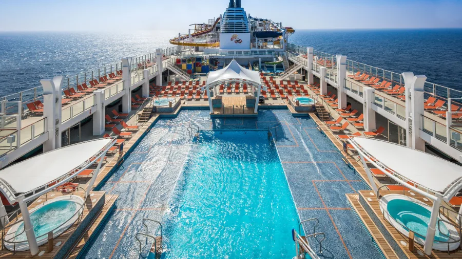 Main Pool Deck with stage and whirlpools – Genting Dream