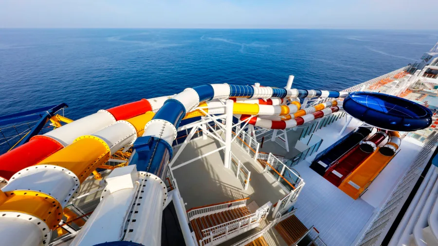 Waterslide Park – six thrilling slides above the ocean