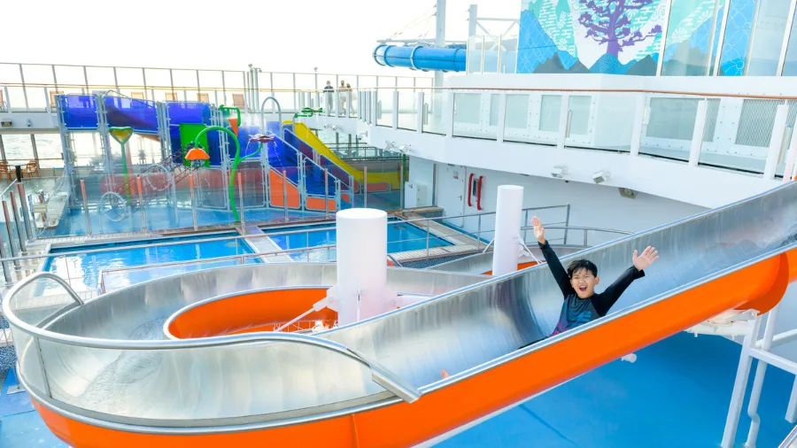 Waterslide Park – six thrilling slides above the ocean